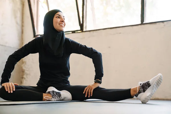 Joven Deportista Musulmana Hijab Sonriendo Mientras Hace Ejercicio Interiores — Foto de Stock