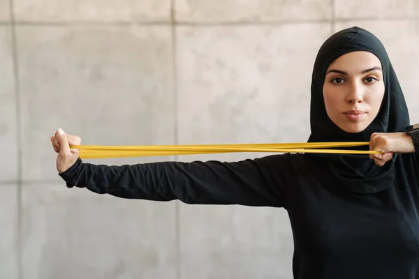 Молодая Мусульманка Хиджабе Делает Упражнения Экспандером Растянуть Ленту Помещении — стоковое фото