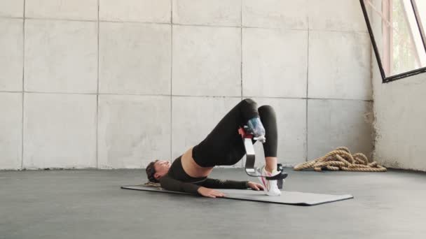 Bacak Protezi Olan Konsantre Bir Kadın Stüdyoda Yoga Minderinin Üzerine — Stok video