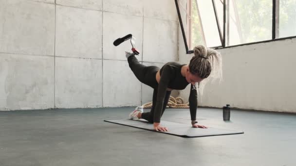 Uma Mulher Focada Com Uma Prótese Perna Está Fazendo Exercício — Vídeo de Stock