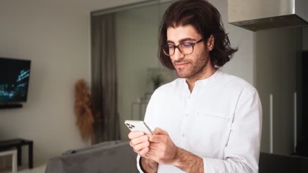 Hombre Turco Morena Positiva Vistiendo Camisa Blanca Gafas Está Utilizando — Vídeos de Stock