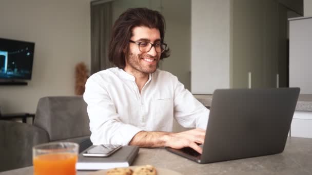 Egy Mosolygó Török Férfi Fehér Ingben Szemüvegben Használja Laptopját Lakásban — Stock videók