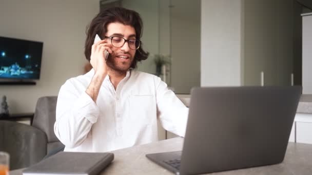 Egy Pozitív Török Férfi Fehér Ingben Szemüvegben Beszél Mobilján Laptopján — Stock videók