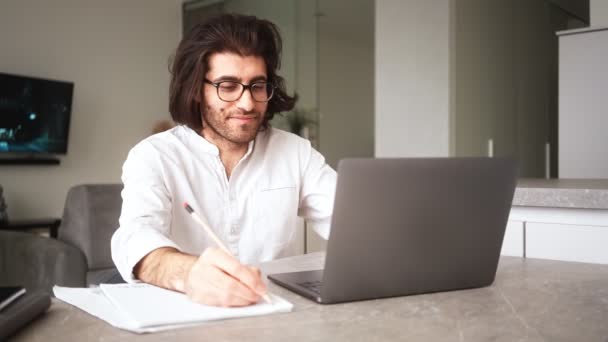 Hombre Turco Guapo Con Camisa Blanca Gafas Está Tomando Notas — Vídeos de Stock