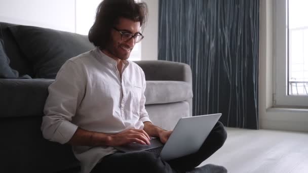 Egy Mosolygó Török Férfi Fehér Ingben Szemüvegben Dolgozik Laptopján Ahogy — Stock videók