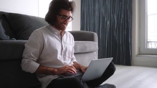 Hombre Turco Sonriente Con Camisa Blanca Gafas Está Trabajando Portátil — Vídeos de Stock