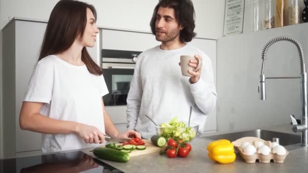 Lycklig Vuxen Man Och Kvinna Lagar Frukost Stående Köket Inomhus — Stockvideo