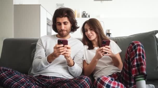 Een Positief Koppel Vrouw Man Zijn Zoek Naar Social Media — Stockvideo