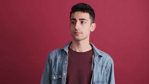 Atraktivní Muž Ukazuje Sebe Jak Stojí Izolovaně Nad Červeným Pozadím — Stock video