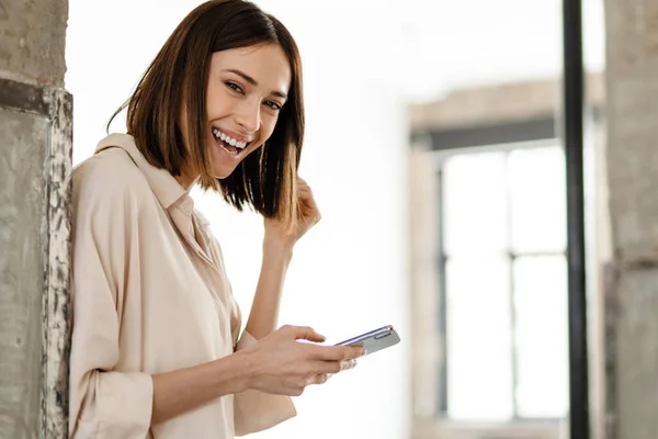 Sorrindo Mulher Meia Idade Usando Telefone Celular Dentro Casa — Fotografia de Stock