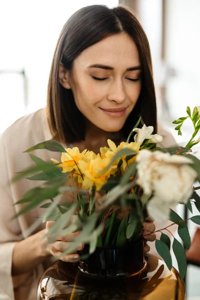 Sorrindo Mulher Meia Idade Decorando Sala Estar Com Buquê Flores — Fotografia de Stock