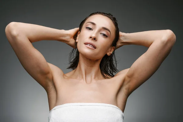 Mujer Blanca Vestida Con Toalla Posando Mirando Cámara Aislada Sobre —  Fotos de Stock