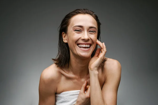 Witte Vrouw Gekleed Handdoek Lachen Kijken Naar Camera Geïsoleerd Grijze — Stockfoto