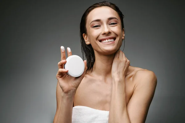 Branco Sorrindo Mulher Vestida Com Toalha Mostrando Creme Facial Isolado — Fotografia de Stock