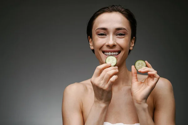 White Brunette Woman Laughing While Eating Cucumber Isolated Grey Background — Stock Photo, Image