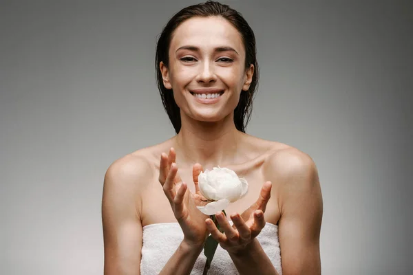 Mujer Blanca Vestida Con Toalla Sonriendo Mientras Posa Con Flor —  Fotos de Stock