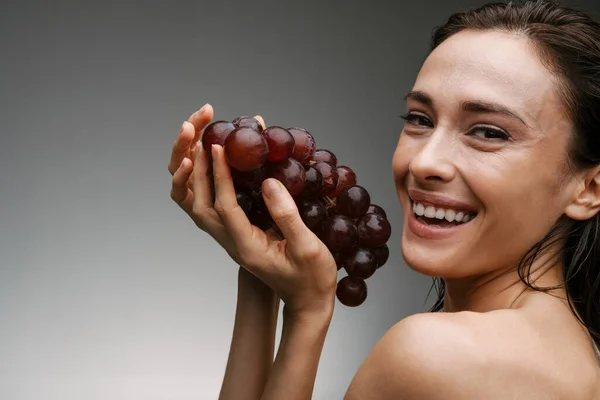 Sorridente Sana Donna Topless Mezza Età Possesso Grapesover Sfondo Grigio — Foto Stock