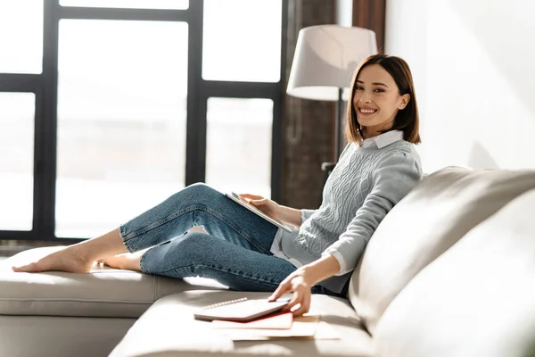 Joven Mujer Sonriente Usando Tableta Mientras Está Sentado Sofá Casa — Foto de Stock