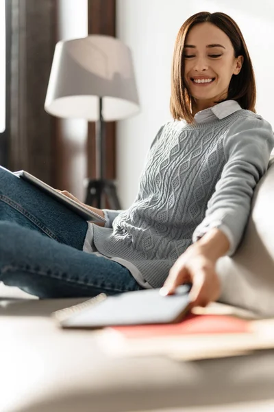 Evdeki Kanepede Otururken Tablet Bilgisayar Kullanan Gülümseyen Genç Kadın — Stok fotoğraf