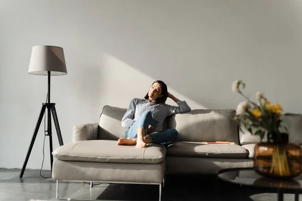 Jovem Sorrindo Mulher Segurando Planejador Enquanto Sentado Sofá Casa — Fotografia de Stock