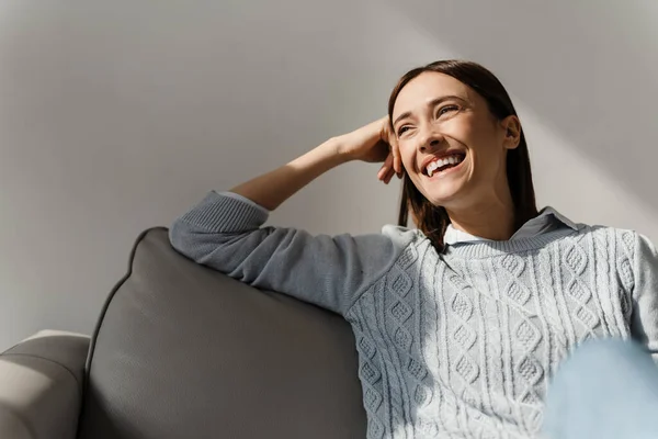 Sonriente Mujer Mediana Edad Feliz Relajarse Sofá Casa —  Fotos de Stock