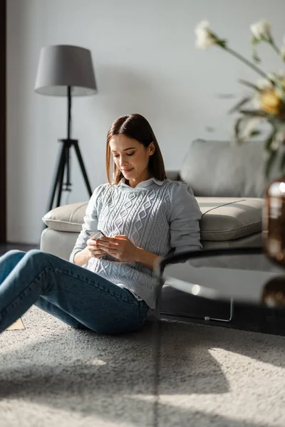 Fehér Fiatal Mobiltelefont Használ Miközben Otthon Padlón — Stock Fotó