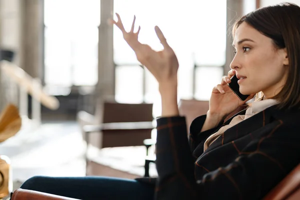 Mid Aged Business Woman Jacket Talking Mobile Phone While Sitting — Stock Photo, Image