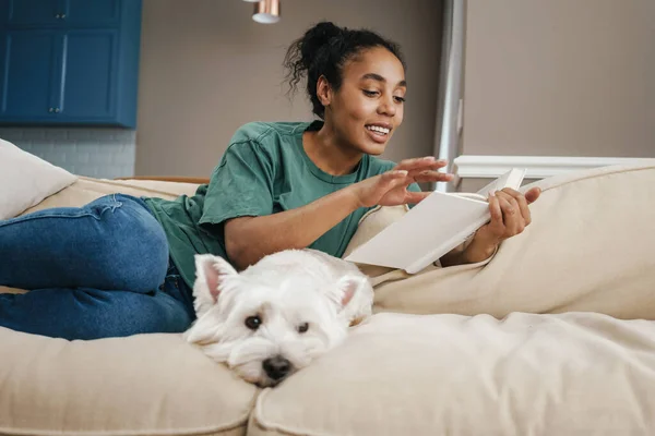 Leende Medelålders Afrikansk Kvinna Sitter Soffa Med Sin Hund Hemma — Stockfoto