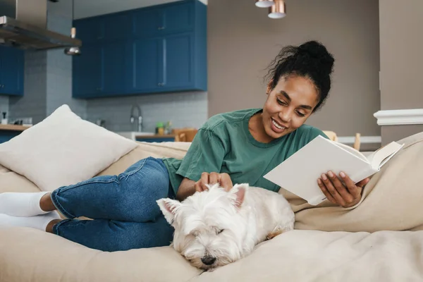 Leende Medelålders Afrikansk Kvinna Sitter Soffa Med Sin Hund Hemma — Stockfoto