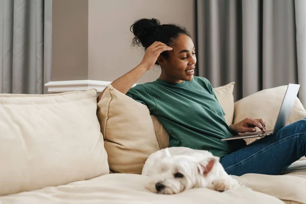 Leende Afrikansk Kvinna Arbetar Med Laptop Hemma Sitter Soffa Med — Stockfoto