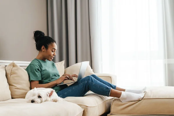 Leende Svart Kvinna Använder Laptop Medan Hon Sitter Med Sin — Stockfoto