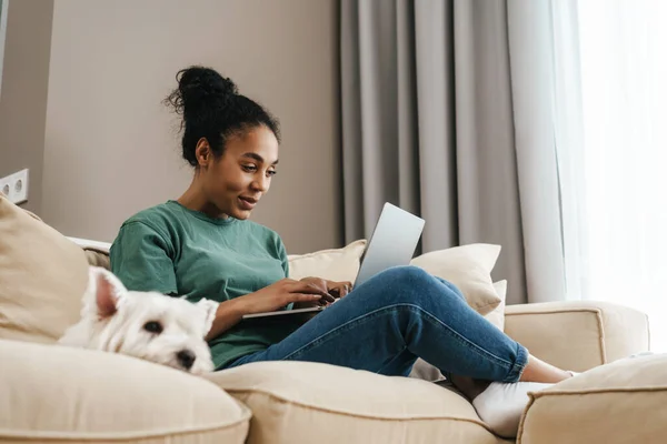 Leende Svart Kvinna Använder Laptop Medan Hon Sitter Med Sin — Stockfoto