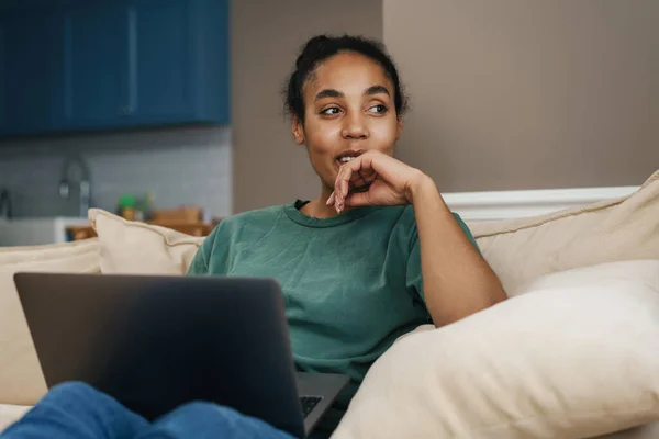 Lachende Middelbare Leeftijd Afrikaanse Vrouw Zittend Bank Met Laptop Computer — Stockfoto