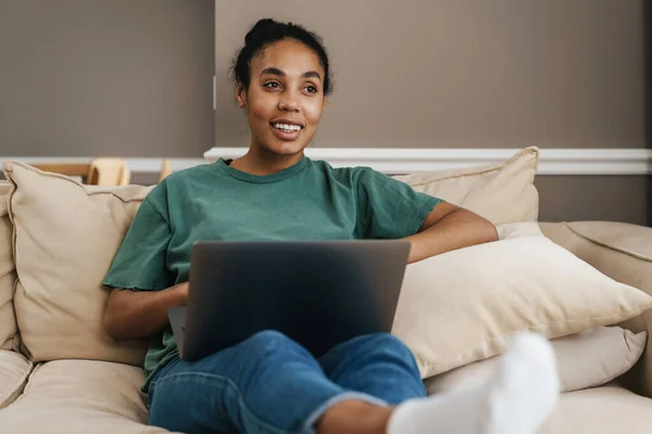 Smiling Mid Aged African Woman Sitting Couch Laptop Computer Home — Stock Photo, Image