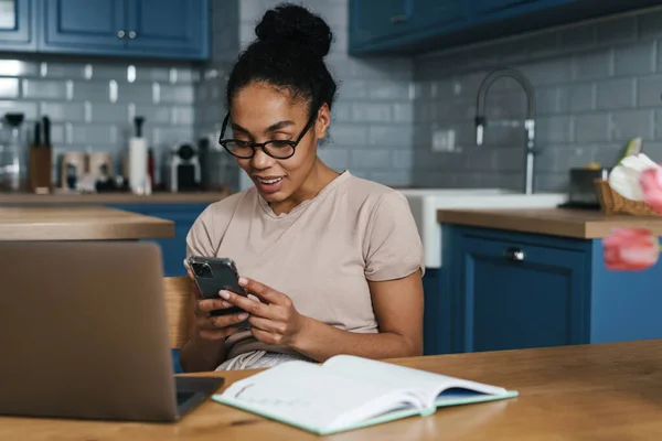 Középkorú Afrikai Laptoppal Konyhában Tanul Mobiltelefont Tart — Stock Fotó