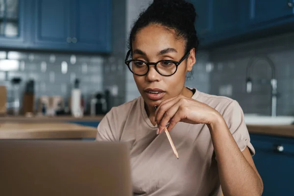 Mid Aged African Woman Using Laptop Computer While Sitting Kitchen — Stock Photo, Image