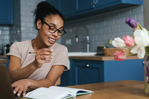 Lachende Middelbare Leeftijd Afrikaanse Vrouw Zittend Bank Met Laptop Computer — Stockfoto