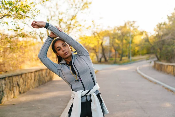 Fokuserad Afrikansk Amerikansk Idrottskvinna Gör Motion Medan Tränar Parken — Stockfoto