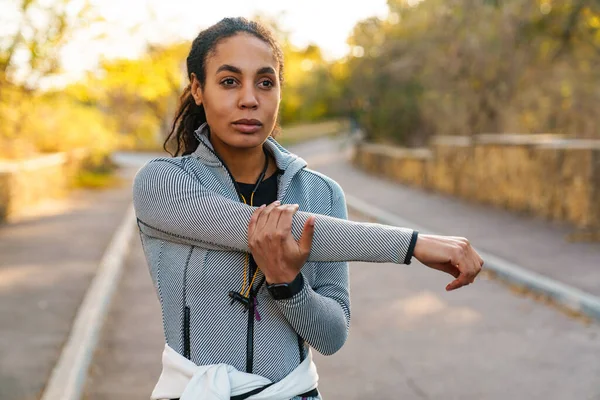 Fókuszált Afro Amerikai Sportoló Gyakorlása Közben Edzés Parkban — Stock Fotó