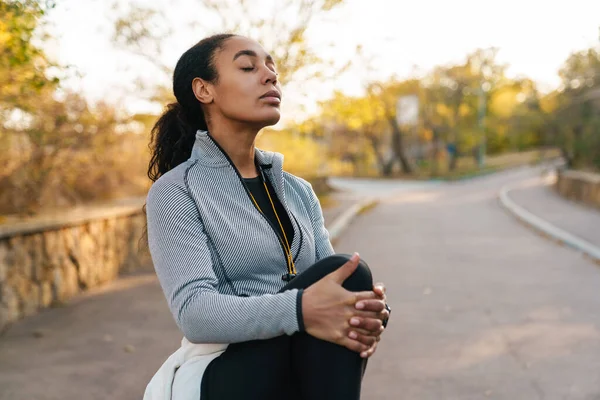 Atleta Afroamericana Enfocada Estirando Pierna Mientras Hace Ejercicio Parque — Foto de Stock