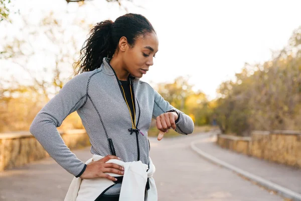 Fókuszált Afro Amerikai Sportnő Nézi Smart Watch Edzés Közben Parkban — Stock Fotó