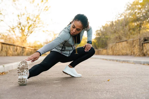 Gericht Afrikaans Amerikaanse Sportvrouw Stretching Haar Been Tijdens Het Sporten — Stockfoto