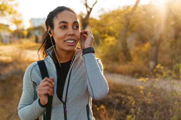 Happy African American Sportswoman Listening Music Earphones While Walking Park — 스톡 사진