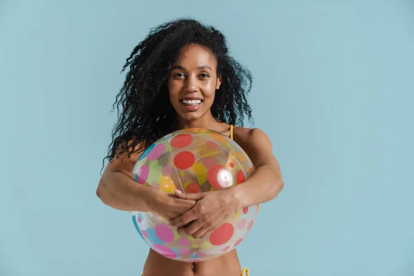 Donna Nera Costume Bagno Sorridente Mentre Posa Con Beach Ball — Foto Stock