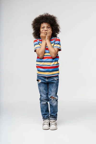 Verontrustende Frons Weinig Afrikaanse Jongen Dagelijkse Kleding Staande Muur Achtergrond — Stockfoto