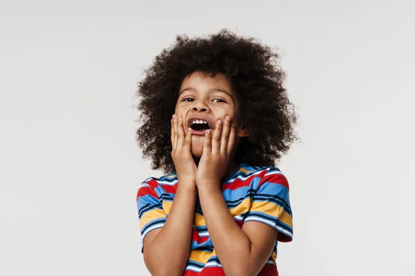 Glimlachend Klein Afrikaans Jongetje Alledaagse Kleren Muur Achtergrond — Stockfoto