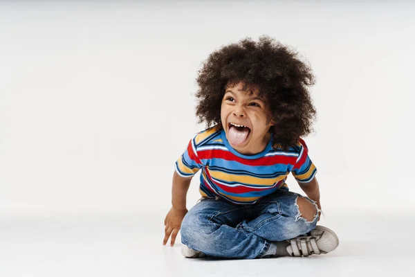 Lachend Klein Afrikaans Jongetje Alledaagse Kleren Muurachtergrond Zittend Een Vloer — Stockfoto