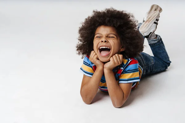 Glimlachend Klein Afrikaans Jongetje Alledaagse Kleren Muurachtergrond Liggend Een Vloer — Stockfoto