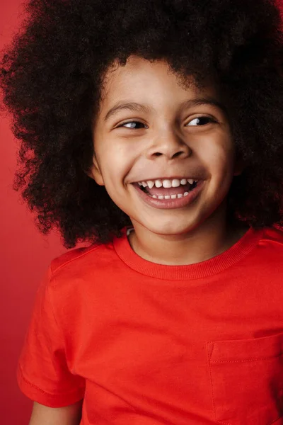 Glimlachend Klein Afrikaans Jongetje Dagelijkse Kleren Rode Muur Achtergrond Lachen — Stockfoto