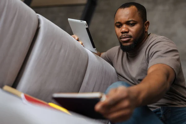 Zwarte Ongeschoren Man Met Behulp Van Tablet Computer Tijdens Het — Stockfoto